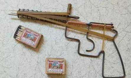 这是我们儿时最喜欢的玩具枪,在当时哪个小朋友拿这东西那是相当的