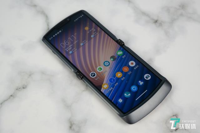 moto razr 刀锋5g折叠屏体验:星轨转轴,无折痕