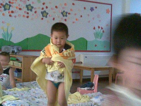 在幼儿园睡午觉的搞怪姿势哈!