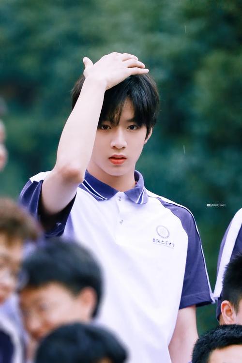 曜月永恒·刘耀文 的微博: #刘耀文拍初中毕业照# #刘耀文密室大.