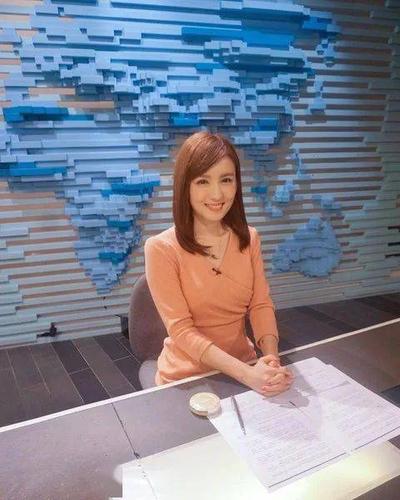 现年31岁的陈嘉倩(katherine)以新闻主播的形象为人所熟知,凭甜美