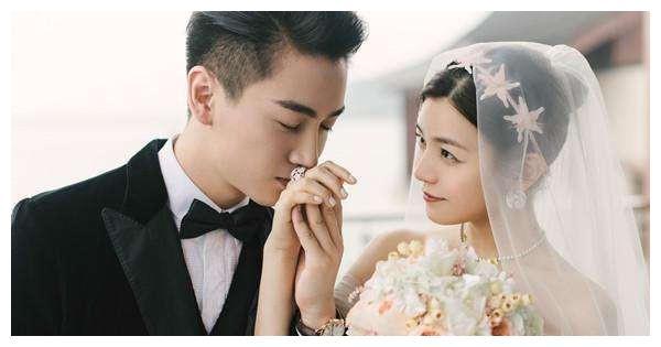 陈晓幸福官宣一家四口陈妍希怀二胎大肚藏不住粉丝模范夫妻