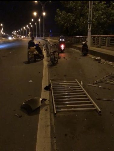 夜间惊魂!南二环大桥发生车祸,多节护栏都被撞飞了!