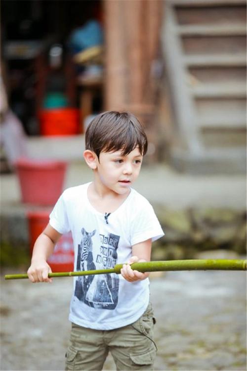 爸爸去哪儿3混血男神诺一高清手机桌面壁纸下载