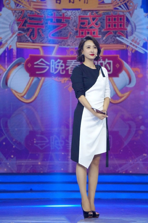 原创著名主持人张蕾气质真高级,一袭蓝色连衣裙优雅端庄,灵动浪漫