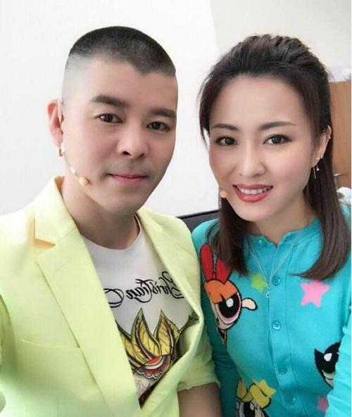 李大国微博晒儿子开学照可你确定这真是你儿子不是王俊凯吗