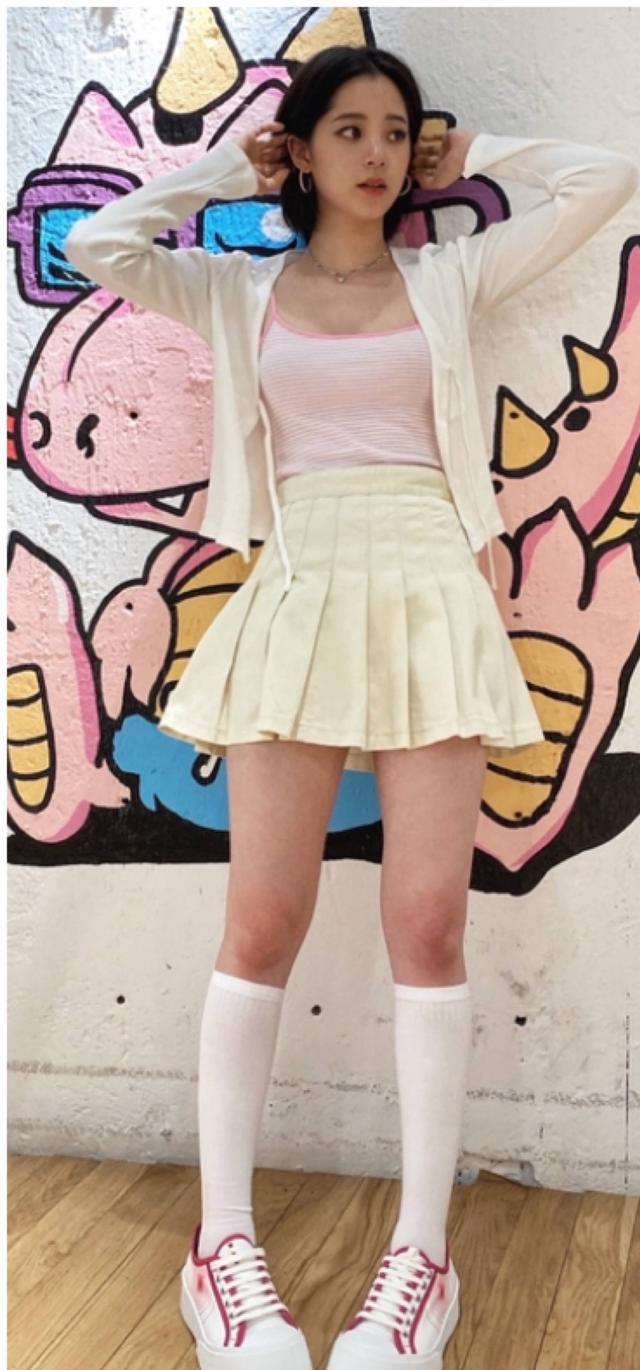 欧阳娜娜越长大越有味道了,但骑电动车还是要多注意一