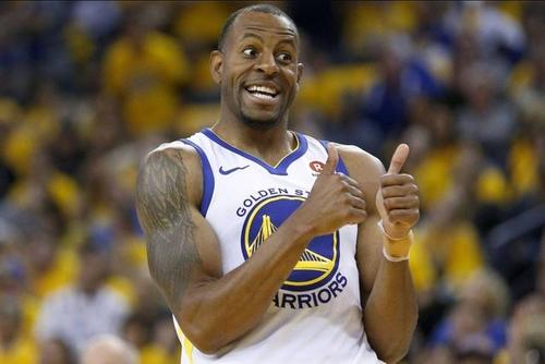 金州勇士客场挑战多伦多猛龙的比赛中,前锋安德烈-伊戈达拉带伤作战,8