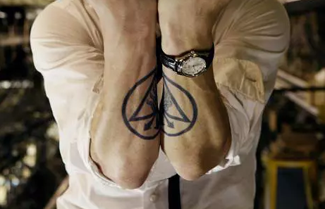 在康斯坦丁手臂上出现的三支箭穿过"火焰三角"符号,原名叫"完美的红