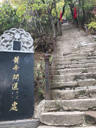 甘肃平凉市崆峒山,因黄帝问道广成子而为道教发源地之一.