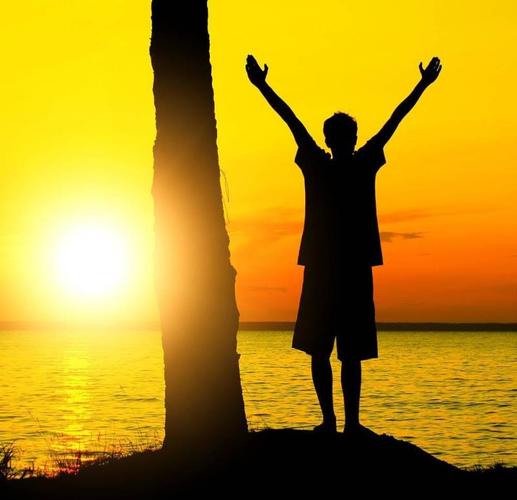 我想穿着白衣站在阳光下