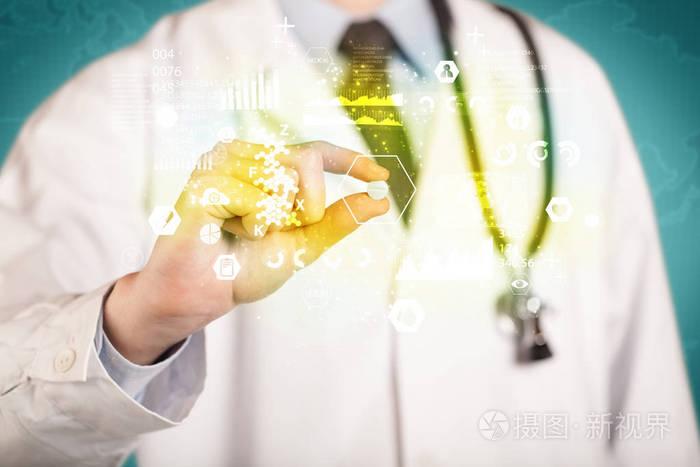 医生抱着一颗药丸手指之间