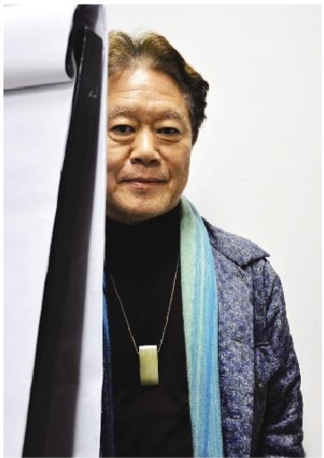 蒋勋胸前的这块玉是春秋时代剑的饰品,他一直觉得这跟苹果公司的
