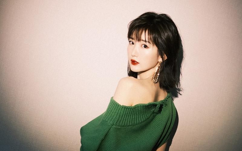 毛晓彤性感优雅写真桌面壁纸