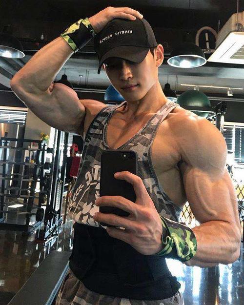 健身房练腹肌的方法             健身男照片腹肌