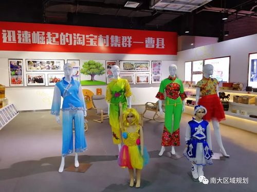 山东曹县淘宝村内陈列的新款演出服 (图片来源:罗震东)