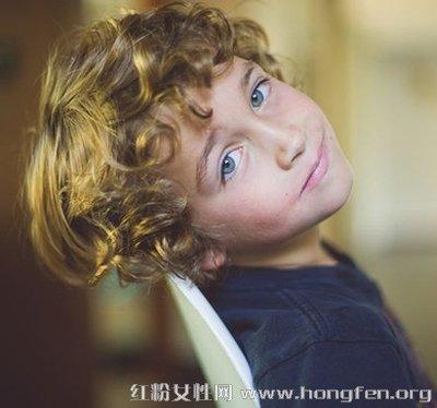 适合4岁小男孩的烫发发型图片 可爱小男孩发型设计