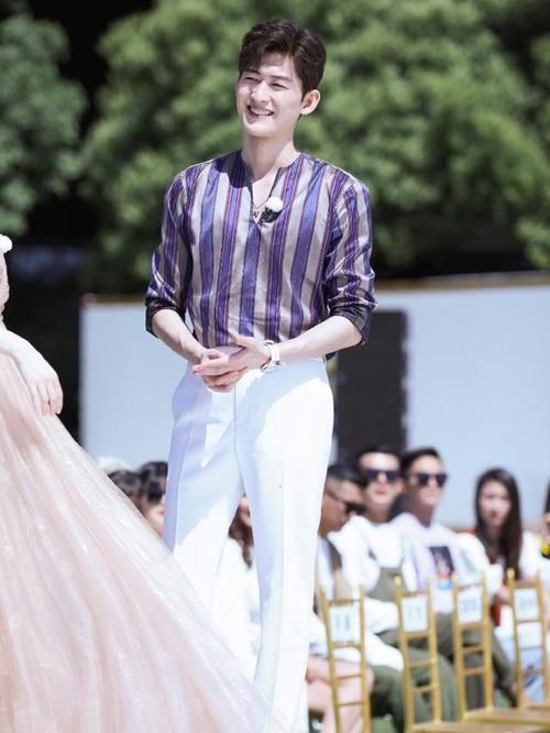 张翰不愧是完美男神一个动作都透漏着帅气着装搭配超有范