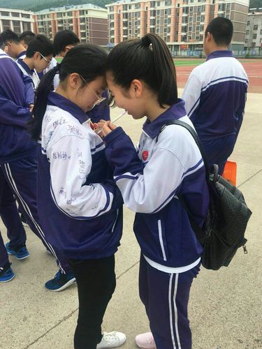 校服上写下的不只是名字,还有我们青春的记忆和年少的痴狂!