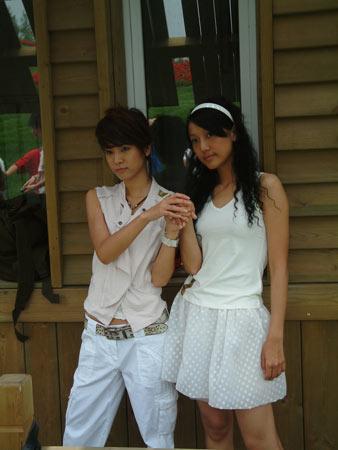 图文:王亮爱妻张楚格 超级女生双人合照