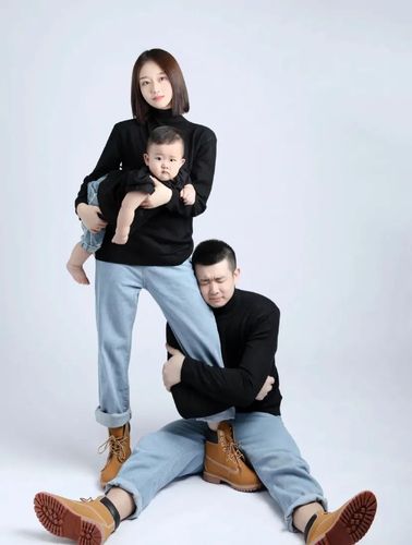 宝宝服装2套 造型2套   亲子照服饰造型1套  8寸相册一本 入册10张