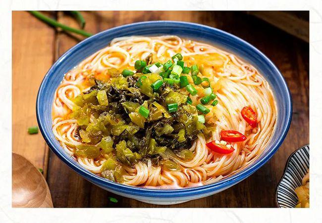 酸菜米线精选老坛酸菜,纯正馥郁,吃起来酸爽过瘾