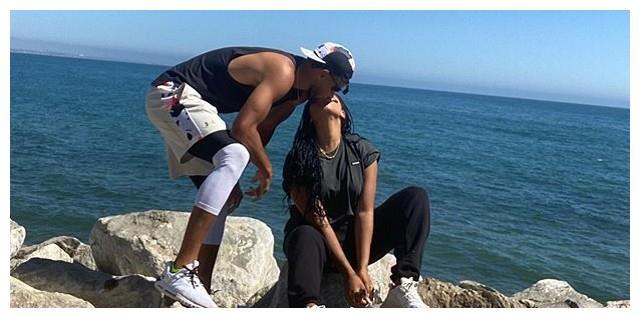 库里海边热吻阿耶莎!nba赛季重启,他俩结婚九周年大秀