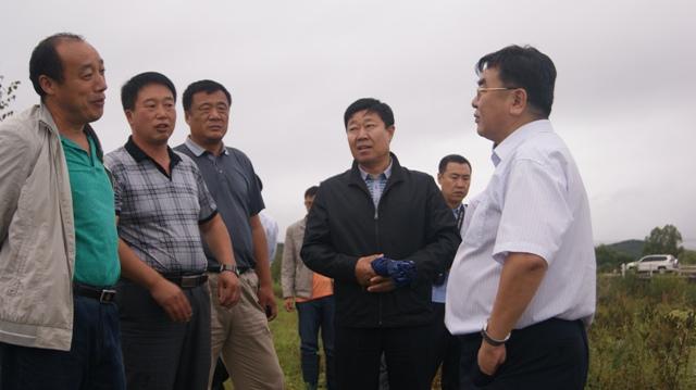 鄂伦春旗政府旗长何胜宝与鄂伦春旗政府副旗长孟海平到嘎仙指挥抢