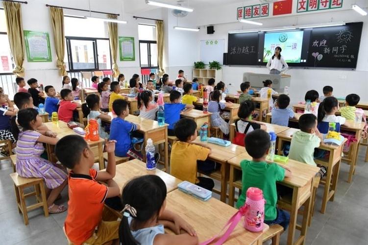 源城区康宁路小学和越王小学如期开学两所学校新增学位3780个