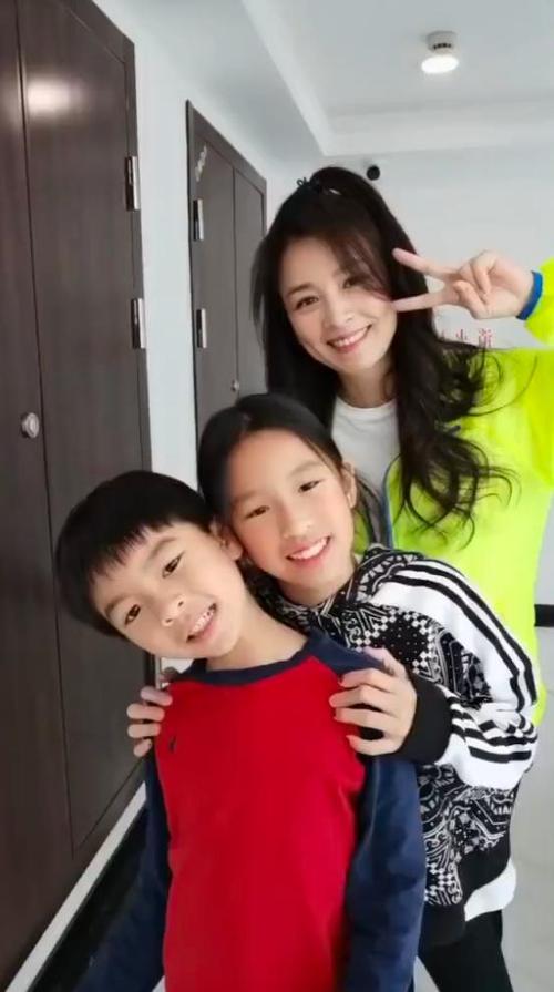 张庭带一双儿女跳舞尽显少女感 母子同框却似姐弟