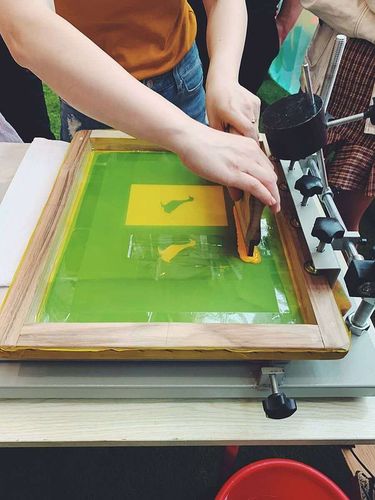 根据你所设计的图案,制作出印制丝网版画需