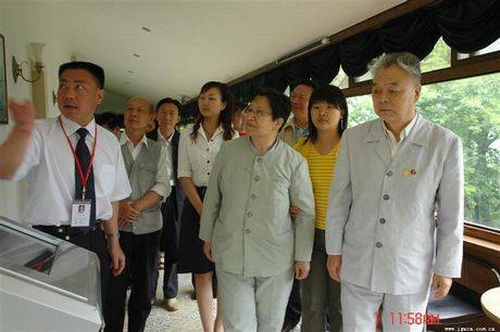 历史 历史纪事 > 正文 新矛盾导致离异  当李讷和丈夫小徐共同生活了