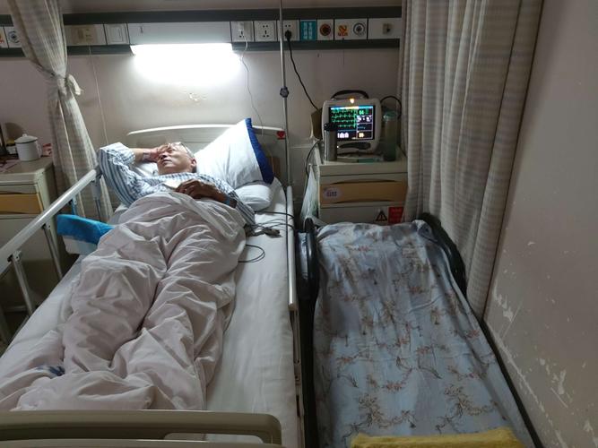 2019年7月8日晚上郁在病房陪护陆志强(睡边上).