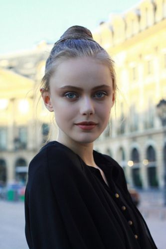 瑞典女模特.她有着天使般的漂亮面孔和精灵般的尖尖双耳.