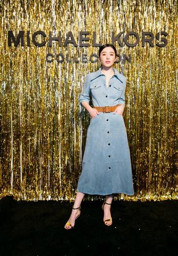 阚清子晒美照造型干练 身高肤白超漂亮