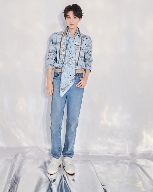 简介:王俊凯蓝色衬衫休闲写真图片,分享一组王俊凯图片给大家,图中的