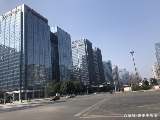 最新街拍,新一线城市的成都,国际金融中心和奥克斯广场