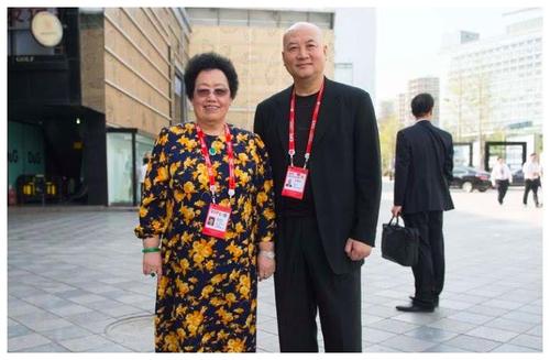 迟重瑞和妻子陈丽华并排坐在沙发上,面带微笑,心情很好.