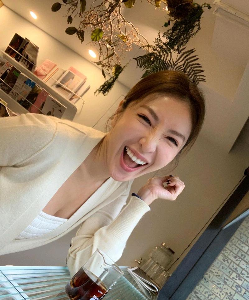 43岁的杨谨华状态真好,身穿白色针织开衫配白色抹胸,气质很柔美