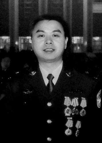 铁肩担道 br/> 剑胆生威 br/> 匡正义铸警魂