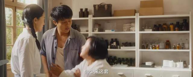 再次睁开眼,李焕英发现,晓玲正在跟青年版张江(何欢 饰)吵架