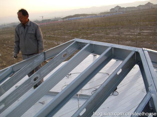 尽管在西域的野外,机房的外观也是很讲究的,我们采用的是四面坡屋顶.