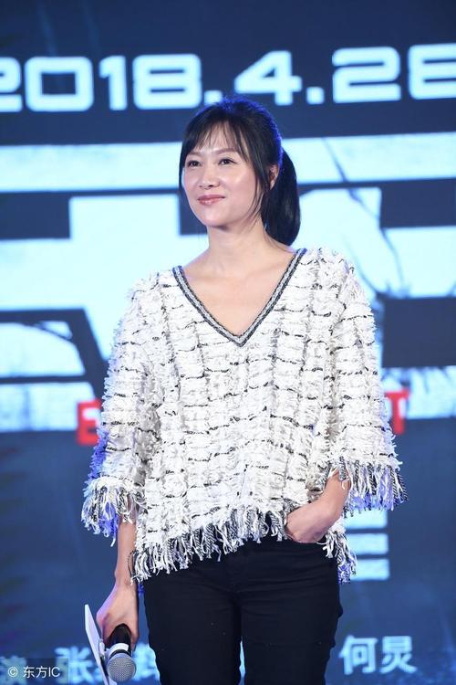 徐静蕾亮相活动大件上衣有点土网友这贴肉牛仔裤显身姿了