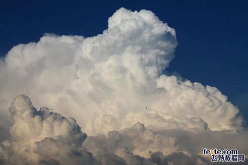 9,给云层添加图层蒙版,并使用100%不透明度的标准圆形软刷,前景色为