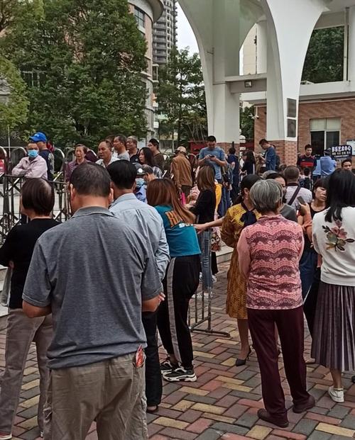 每天都要接送孩子上学 放学的家长们,你们辛苦了!