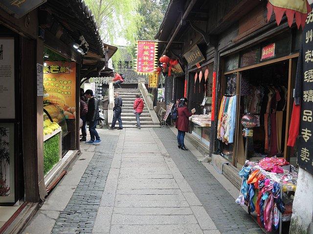 再佐之以甪直的古镇特色小吃"药材鹌鹑蛋",手工现制的辣椒碎,临窗而坐