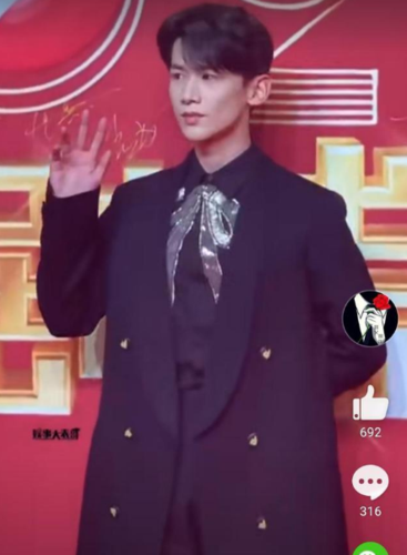 白敬亭又出彩了,在时尚芭莎红毯上,走出贵族王子风