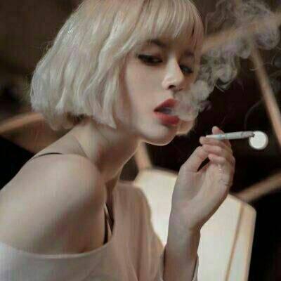 qq女生抽烟喝酒头像