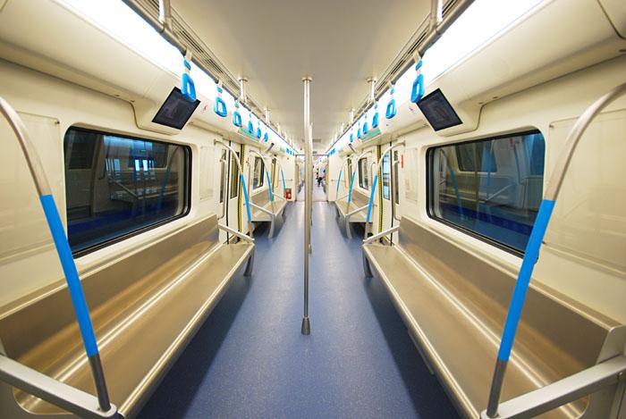 成都地铁内部. by 地下党