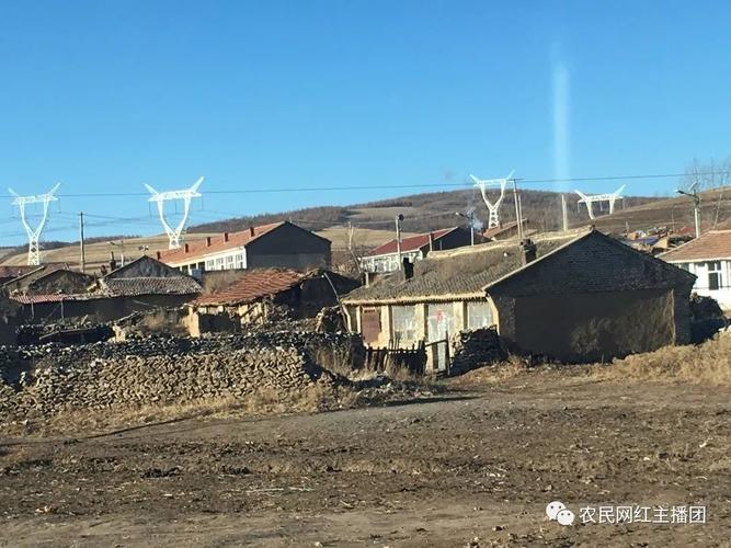 沽源县韭菜沟村一帮广场舞大妈们主动学习电商,精神可佳